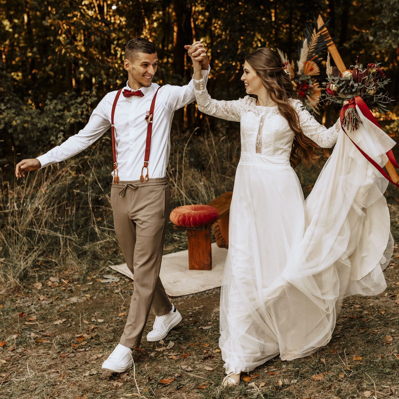 Brautpaar tanzt im Weinberg, Styled Shooting mit Trauringen der Grafschafter Schmuckmanufaktur