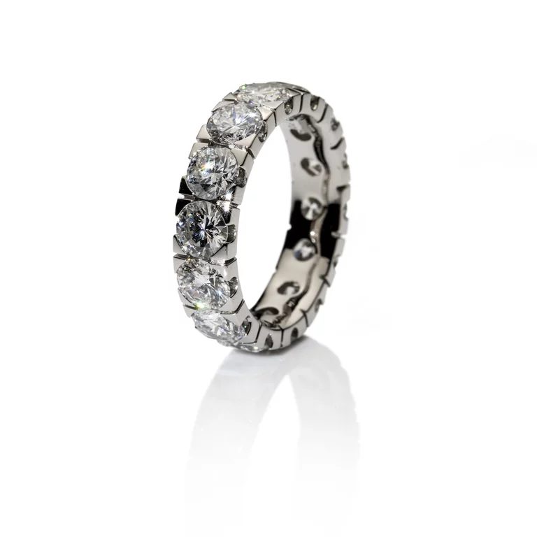 Eternity-Ring in Platin, rundum mit Diamanten besetzt