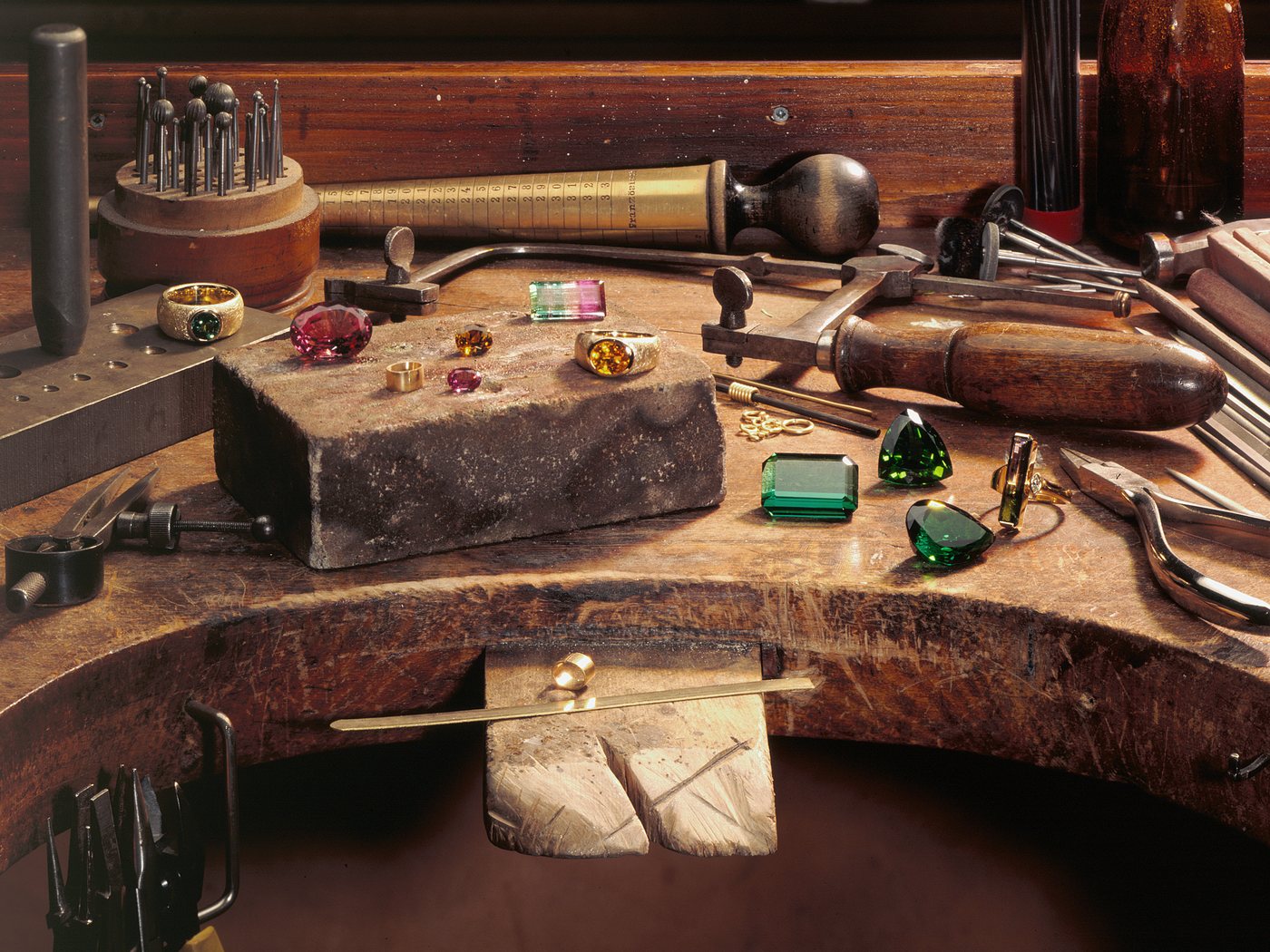 Goldschmiede-Werkbrett mit Feilen und Werkzeugen für den Trauring-Workshop