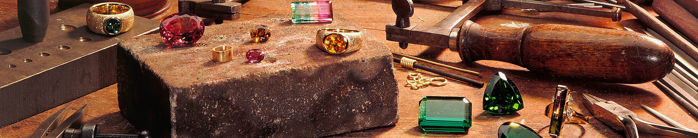 Grafschafter Schmuckmanufaktur – Werkbank des Goldschmieds mit Edelsteinen, Ringen und Werkzeugen