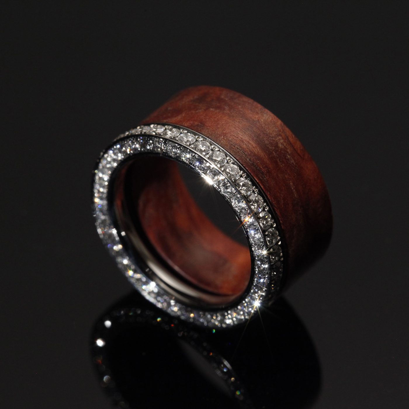 Ring aus Holz mit umlaufender Diamant-Fassung