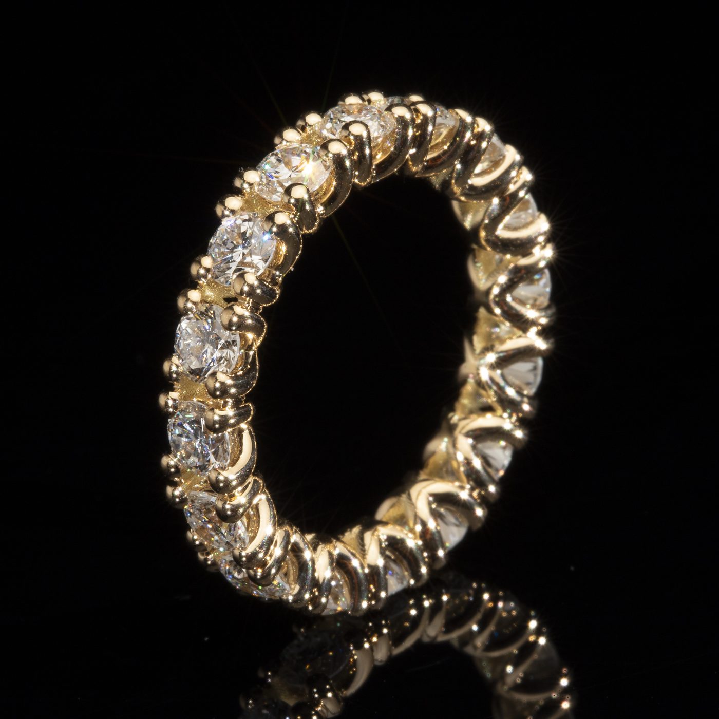 Memoire-Ring in Gelbgold, rundum mit Diamanten besetzt