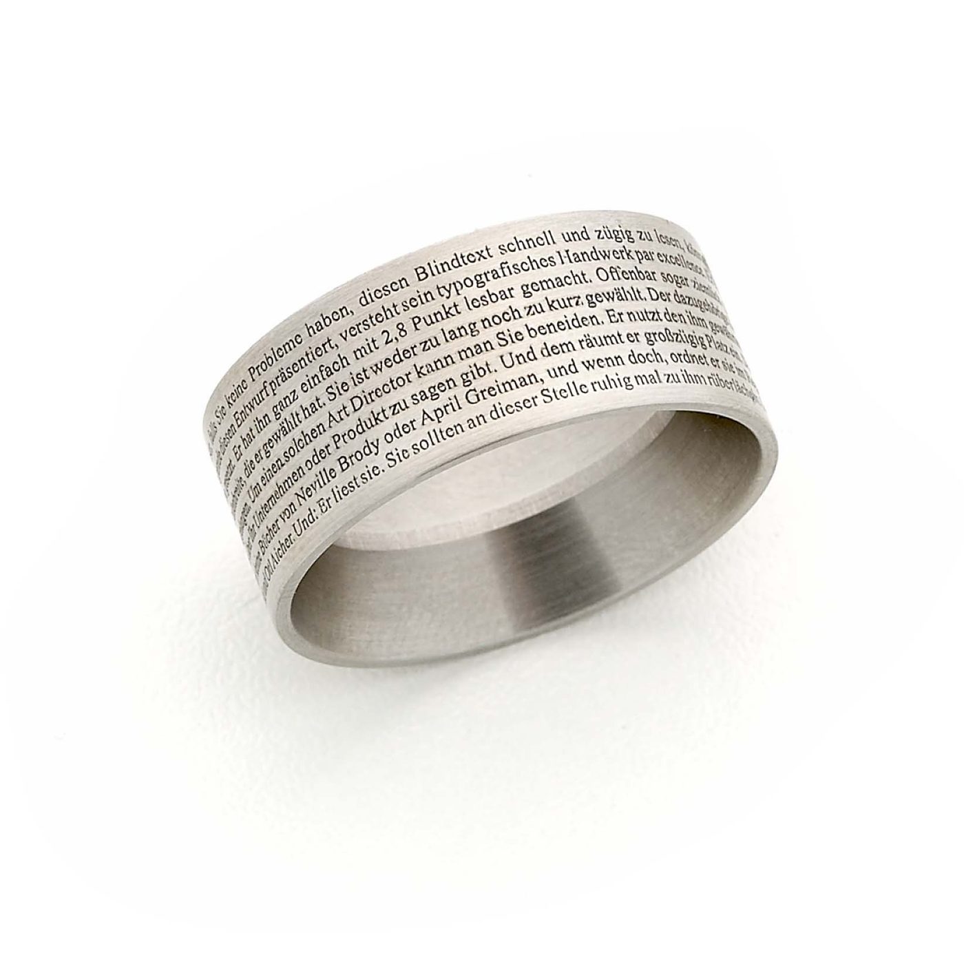 Ring mit feinem, umlaufendem Fließtext graviert