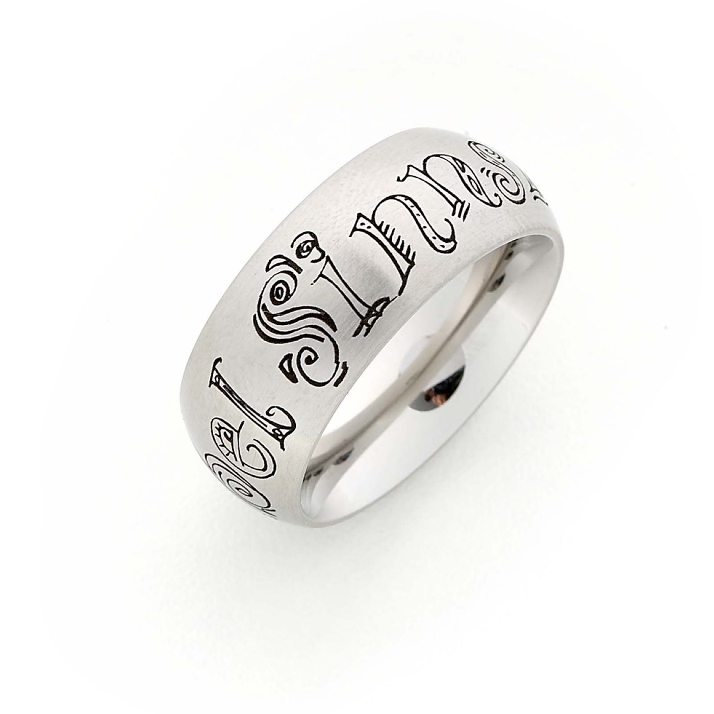 Ring mit kunstvoller kalligrafischer Schriftgravur