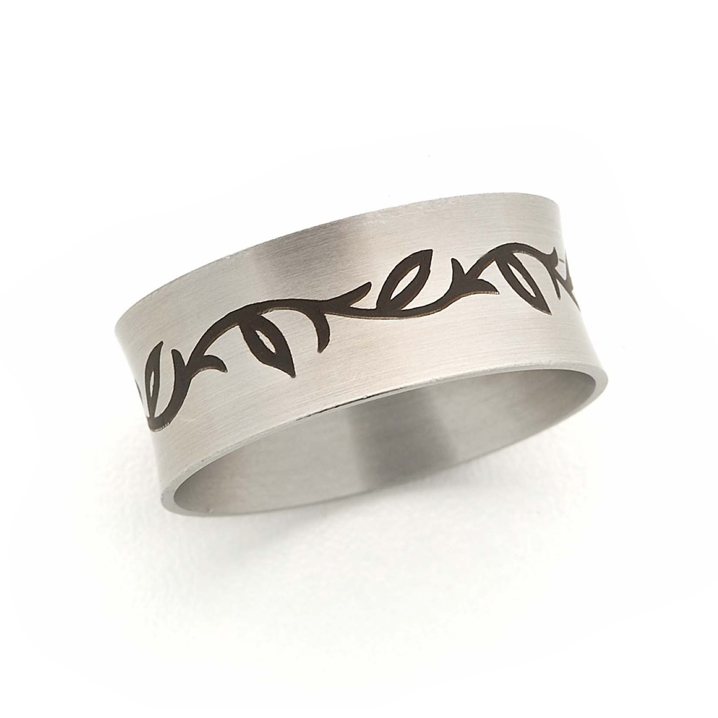 Ring mit lasergraviertem Rankenmuster