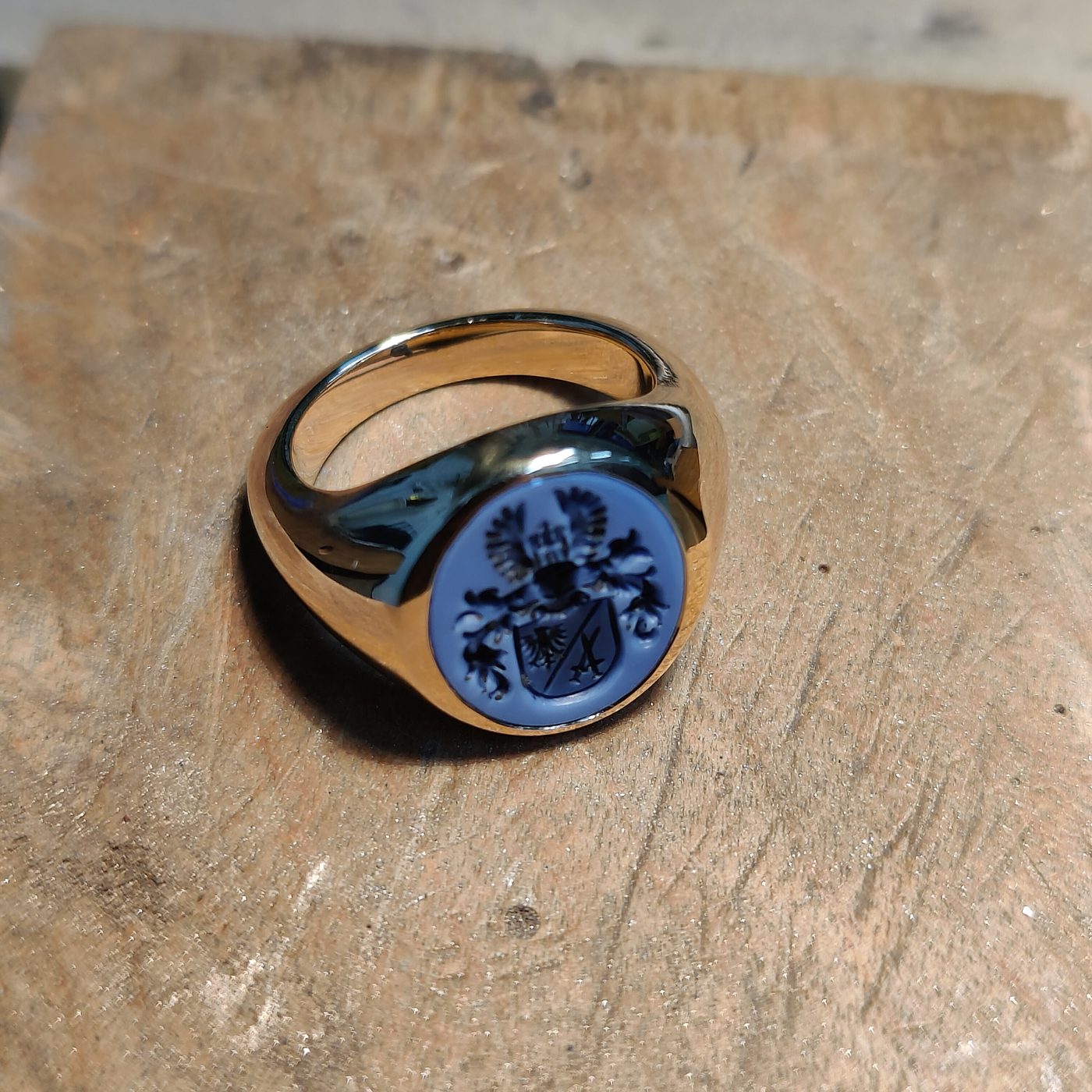 Fertiger Siegelring mit blauem Lagenstein auf dem Werkbrett