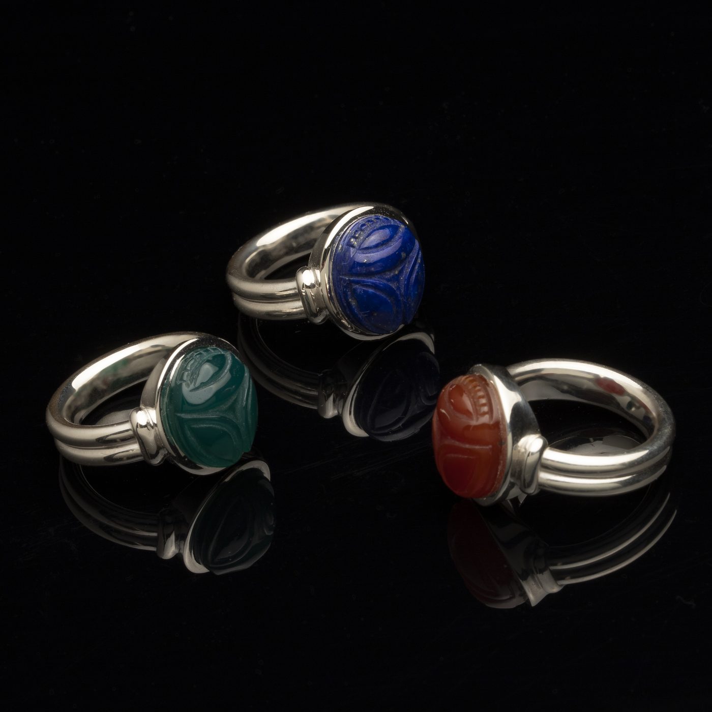 Drei Skarabäus-Ringe aus Silber mit Lapislazuli, Grünachat und Karneol