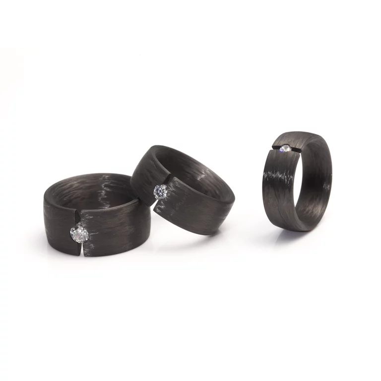 Trauringe aus Carbon mit Diamant