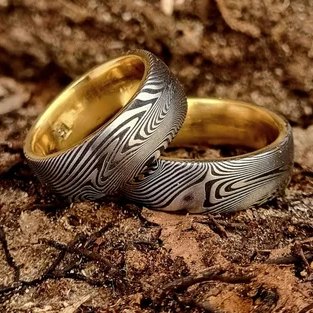 Trauringe aus Damaststahl mit Gold