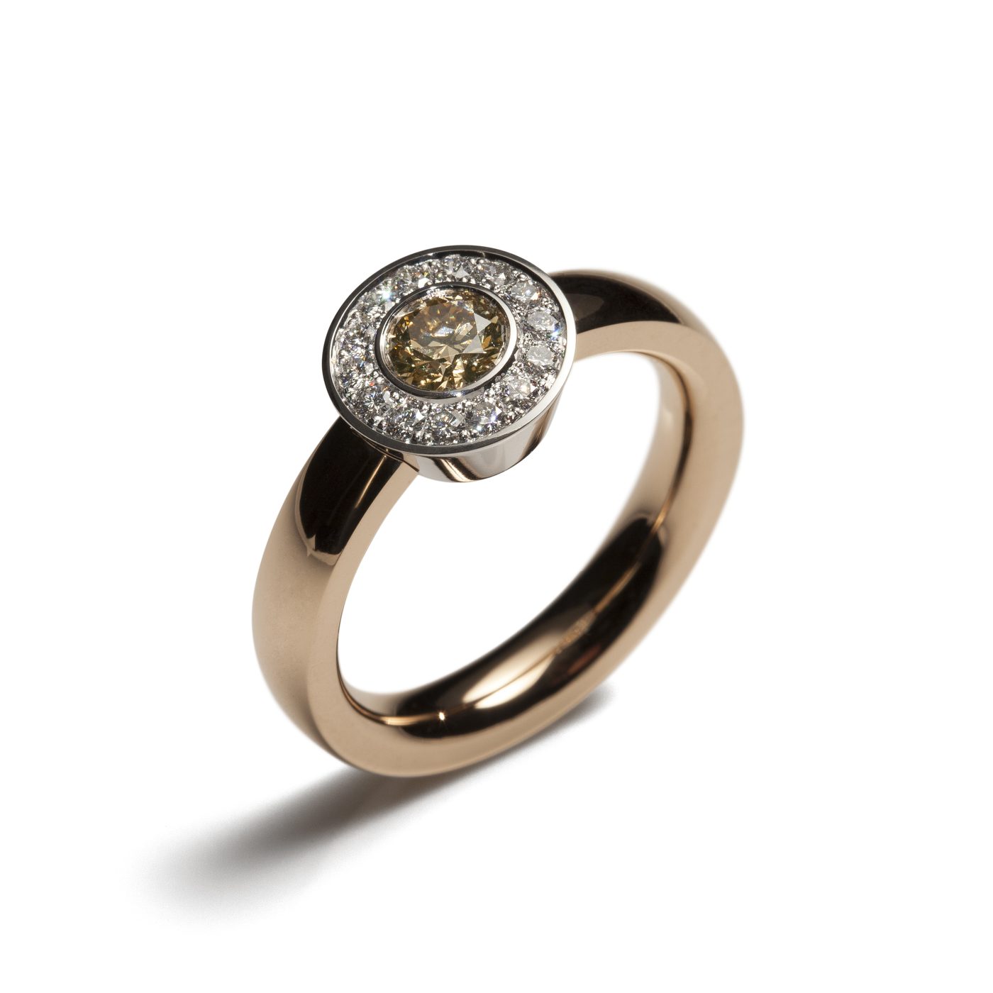 Verlobungsring in Rotgold mit Cognac-Diamant und Brillantkranz
