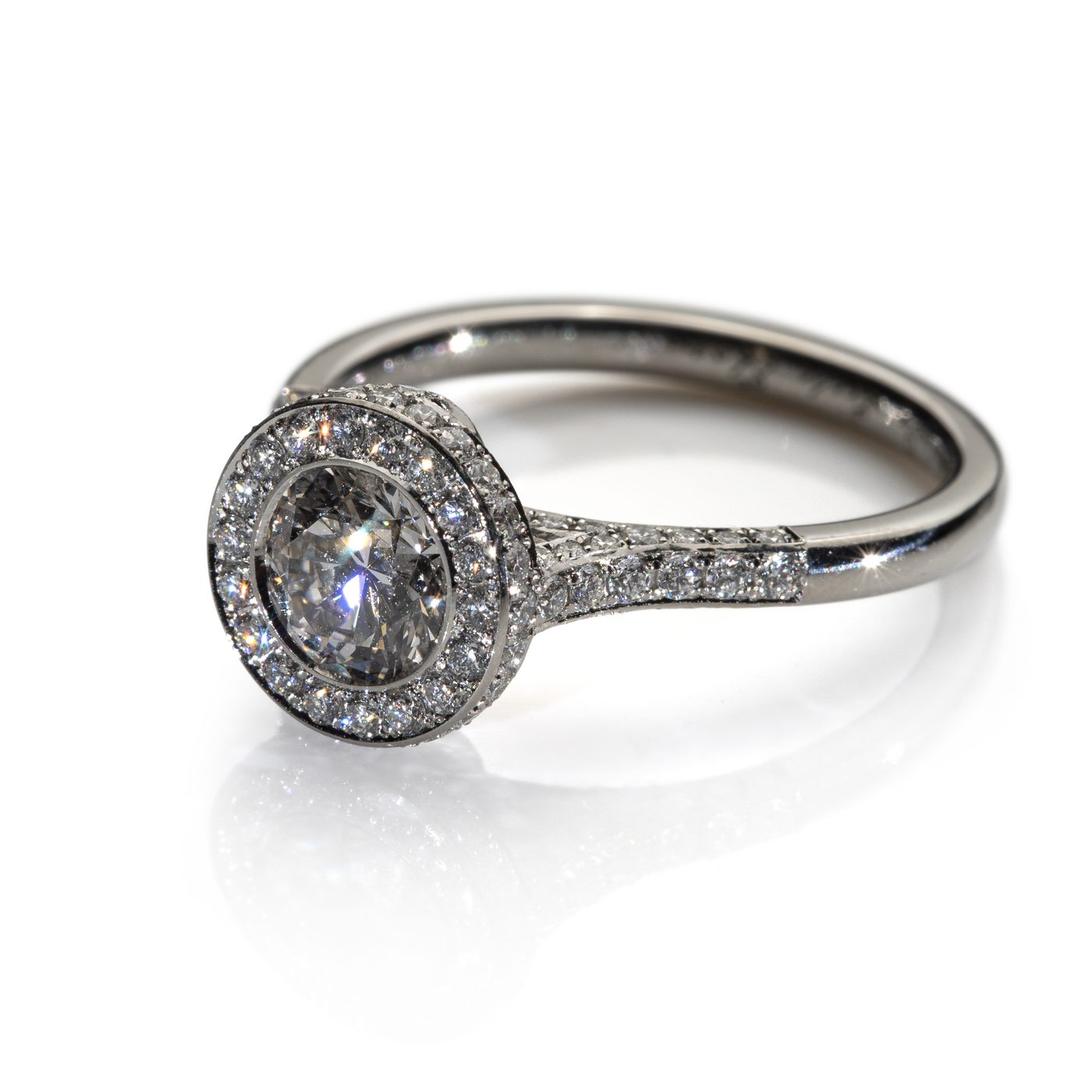 Verlobungsring mit Diamant-Halo und besetzter Schiene