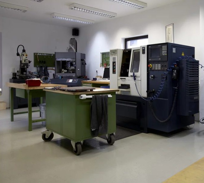 Werkstatt der Grafschafter Schmuckmanufaktur mit CNC-Maschine